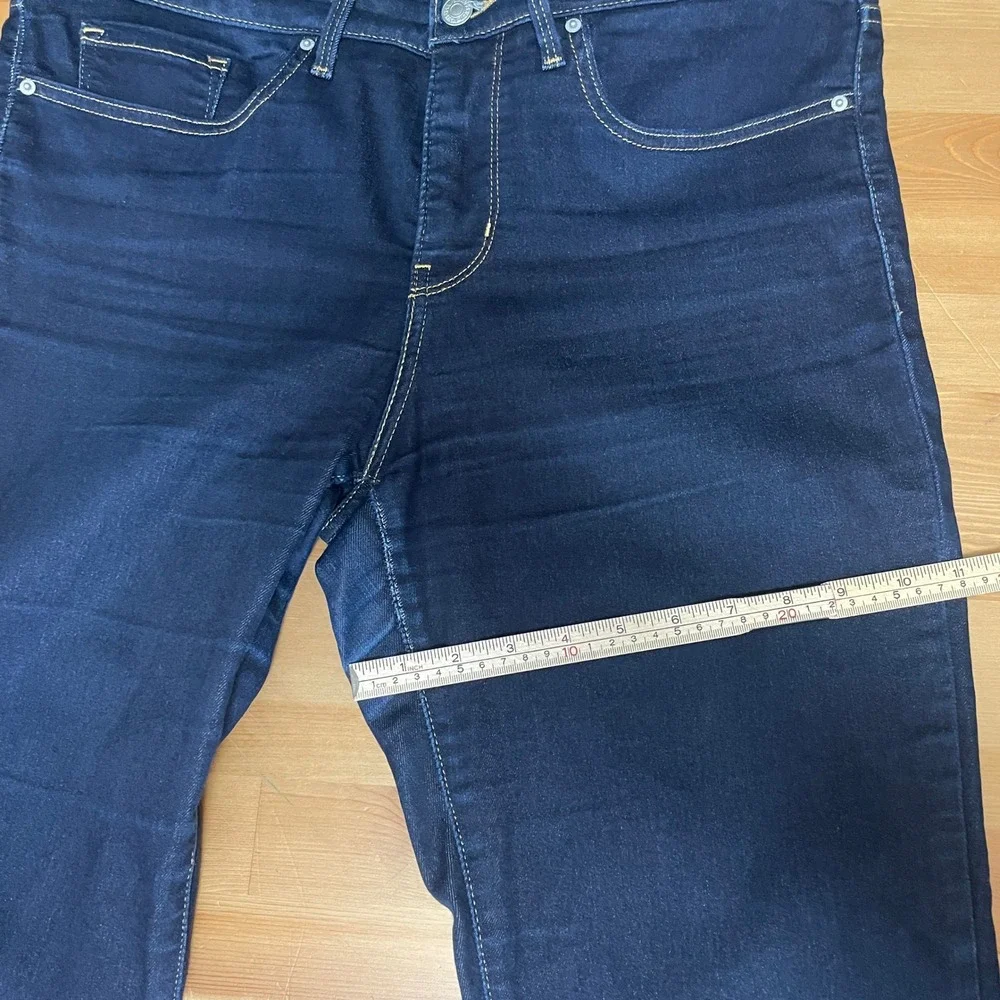 Levis fits large